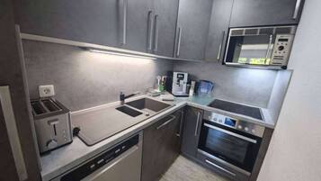 Kühlschrank, Mikrowelle, Ofen, Herdplatte