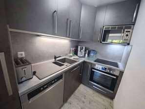 Kühlschrank, Mikrowelle, Ofen, Herdplatte