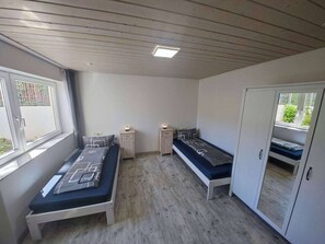 1 bedroom, iron/ironing board, WiFi, bed sheets - 2 Rooms Kitchen Whirlpool Shower-Toilet 75"SAT-TV Terrace Parking for 4+2 Guests (Waldbronn)