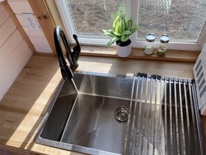 Fridge, microwave, oven, stovetop - Tiny House in the country, close to Billings (Worden)