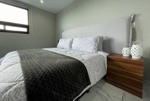 2 habitaciones, caja de seguridad en la habitación y escritorio 