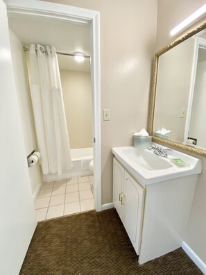 Combined shower/bathtub, hair dryer - Island View Hotel Bar Harbor (Trenton)