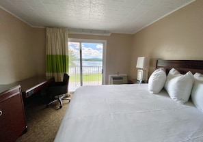 Room, 1 King Bed, Sea View | Blackout drapes, free WiFi, bed sheets - Island View Hotel Bar Harbor (Trenton)