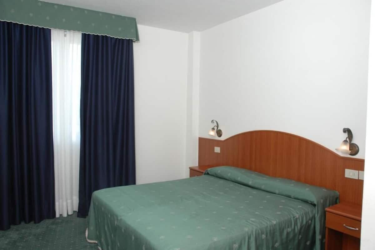 Comfort Double Room | In-room safe, WiFi (free)