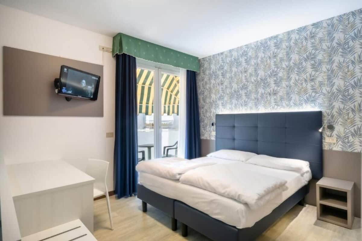 Superior Double Room | In-room safe, WiFi (free)