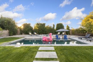 Una piscina al aire libre, una piscina climatizada