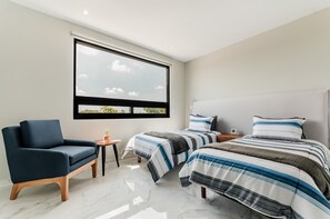 2 chambres, coffres-forts dans les chambres, bureau