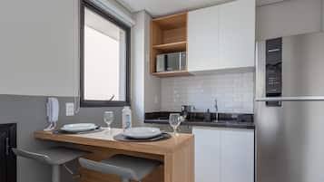 Studio Essencial Casal | Cocina privada | Microondas, parrilla de estufa y utensilios de cocina