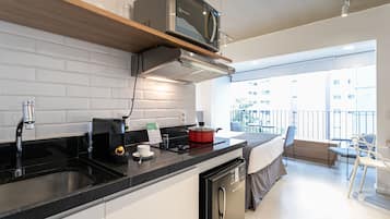 Studio Casal | Cozinha privada | Micro-ondas, cooktop, talheres/pratos/utensílios de cozinha