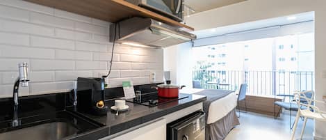 Studio Casal | Cozinha privada | Micro-ondas, cooktop, talheres/pratos/utensílios de cozinha