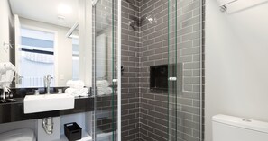 Studio Casal | Salle de bain | Douche, séchoir à cheveux, serviettes fournies, savon