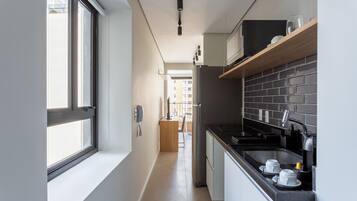 Studio Superior Casal | Private kitchen | Microwave, stovetop, cookware/dishes/utensils