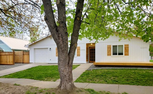 Urban Beach Bungalow! Downtown! Free Bikes/Kayak! Remodeled! Great Value!