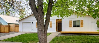 Urban Beach Bungalow! Downtown! Free Bikes/Kayak! Remodeled! Great Value!