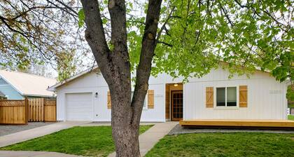 Urban Beach Bungalow! Downtown! Free Bikes/Kayak! Remodeled! Great Value!