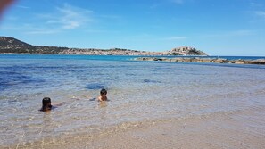 Beach nearby - Magnificent air-conditioned villa with heated pool. (calenzana)