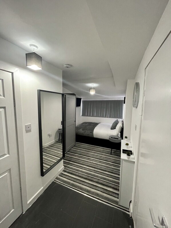 Estudio estándar, baño en la habitación | Imagen general