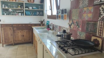 Kylskåp, ugn, spishäll och kaffe- och tebryggare