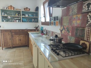 Réfrigérateur, four, plaque de cuisson, cafetière/bouilloire