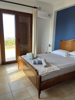 4 bedrooms, desk, travel crib, free WiFi