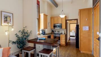 Kjøleskap, mikrobølgeovn, ovn og kokeplater