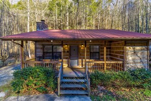 Exterior - Easy Drive to Log Cabin!  Only 7 mins from National Park + Jacuzzi (Townsend)