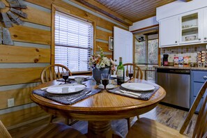 Dining - Easy Drive to Log Cabin!  Only 7 mins from National Park + Jacuzzi (Townsend)