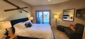 2 camere, una scrivania, ferro/asse da stiro, culla da viaggio