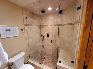 Ensemble douche/baignoire, sèche-cheveux, serviettes fournies, savon