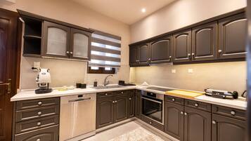 Fridge, oven, dishwasher, coffee/tea maker