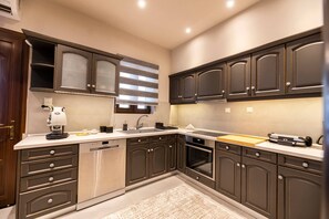 Frigorífico, horno, lavavajillas y cafetera o tetera