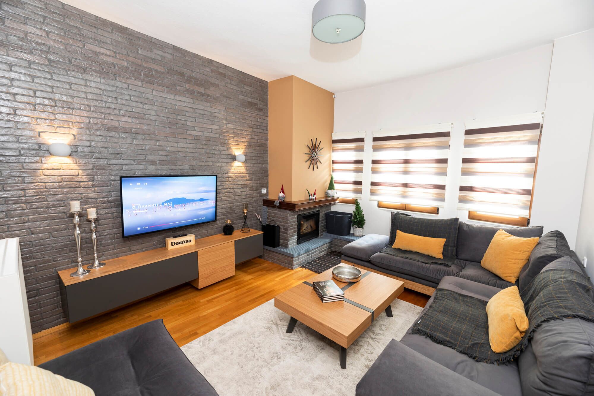 Smart TV, fireplace