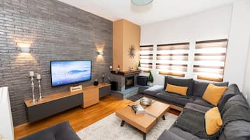 Smart TV, fireplace