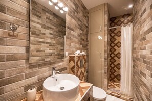 Douche, sèche-cheveux, serviettes fournies, papier toilette
