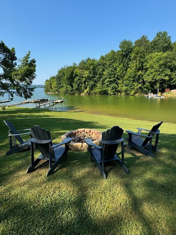 Property grounds - 2 Bedroom Lake Front House on Douglas Lake - Private Cove with Amazing Views (Dandridge)