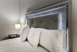 Condo (GlamRus Digs- Sleeps 16+ - Perfect lo)