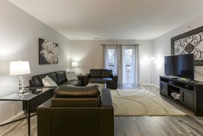 Condo (GlamRus Digs- Sleeps 16+ - Perfect lo) | Living room | Smart TV