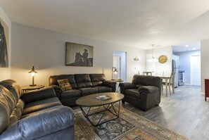 Condo (GlamRus Digs- Sleeps 16+ - Perfect lo) | Living room