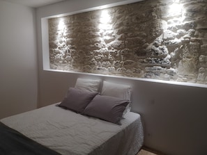 2 chambres, fer et planche à repasser, lit parapluie