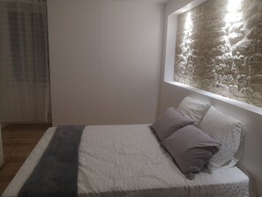 2 habitaciones, tabla de planchar con plancha y cuna de viaje