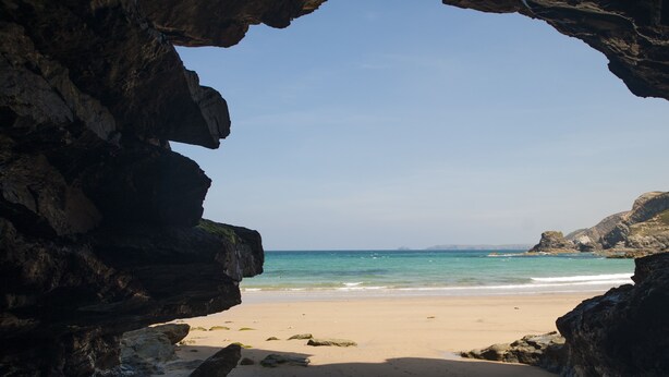 A beach with a natural rock arch formation. - Traditional cosy cottage which lies in the heart of St Agnes (St Agnes)