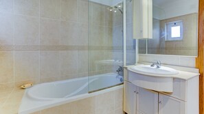 Baignoire, sĂšche-cheveux, bidet, serviettes fournies