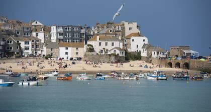Azenor - A wonderfully positioned refurbished period cottage in the heart of St Ives