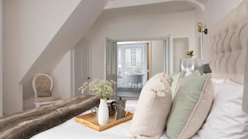 4 bedrooms, desk, iron/ironing board, Internet