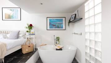 2 bedrooms, desk, iron/ironing board, internet