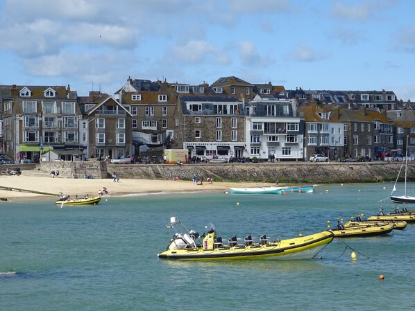 Beach - Mr Blue Sky -  a cottage that sleeps 6 guests  in 2 bedrooms (St Ives)