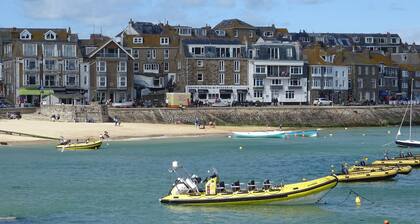 Mr Blue Sky - a cottage that sleeps 6 guests in 2 bedrooms