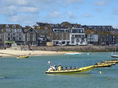 Mr Blue Sky - a cottage that sleeps 6 guests in 2 bedrooms