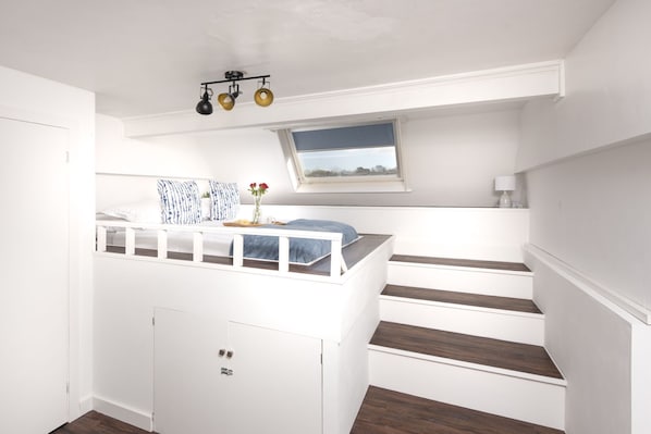 2 bedrooms, desk, iron/ironing board, internet