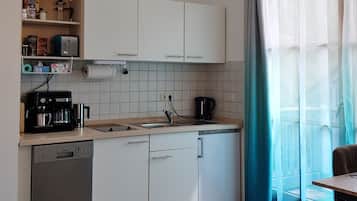 Kühlschrank, Geschirrspüler, Wasserkocher mit Kaffee-/Teezubehör